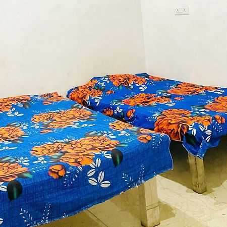 Om Sai Guest House Варанаси Екстериор снимка