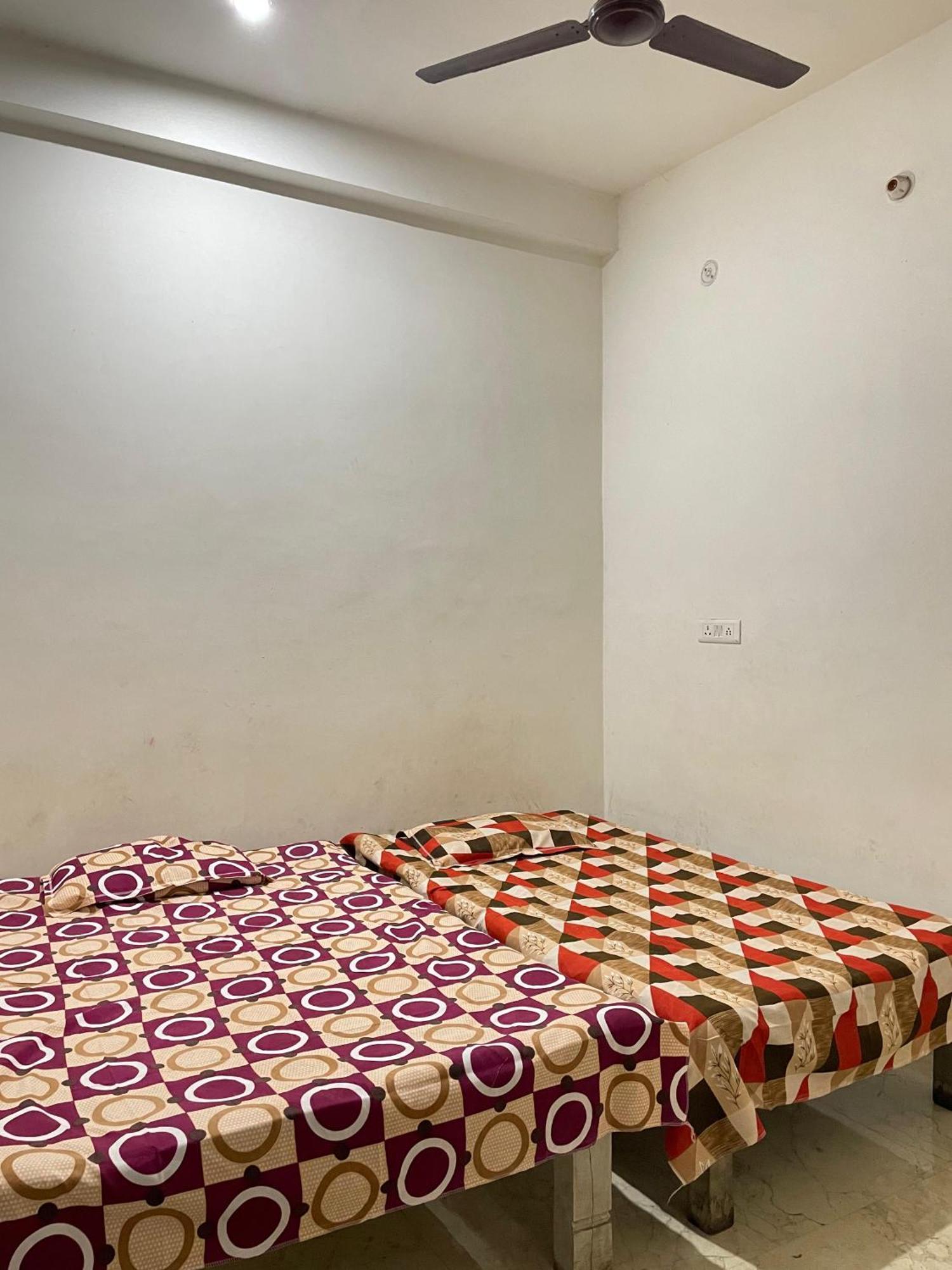 Om Sai Guest House Варанаси Екстериор снимка